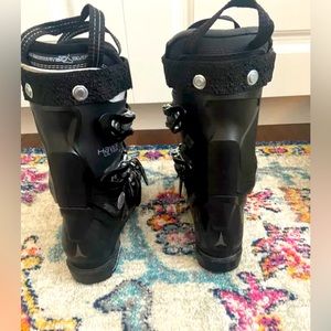 Women’s Ski Boot- Atomic Hawx Ultra